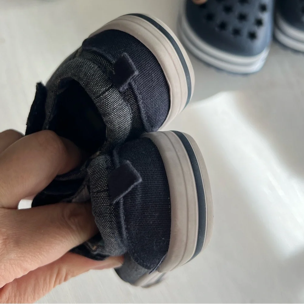 Bundle of two pairs of baby shoes